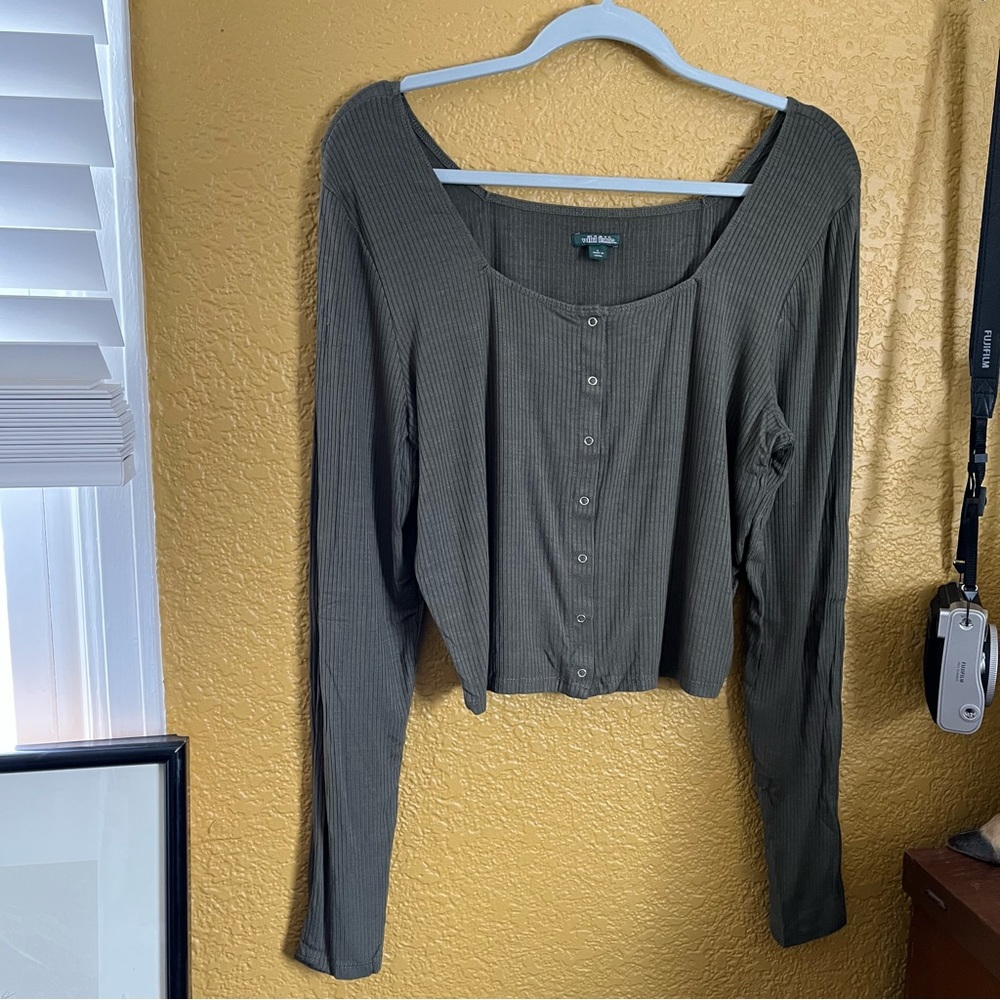 Dark green long sleeve crop top